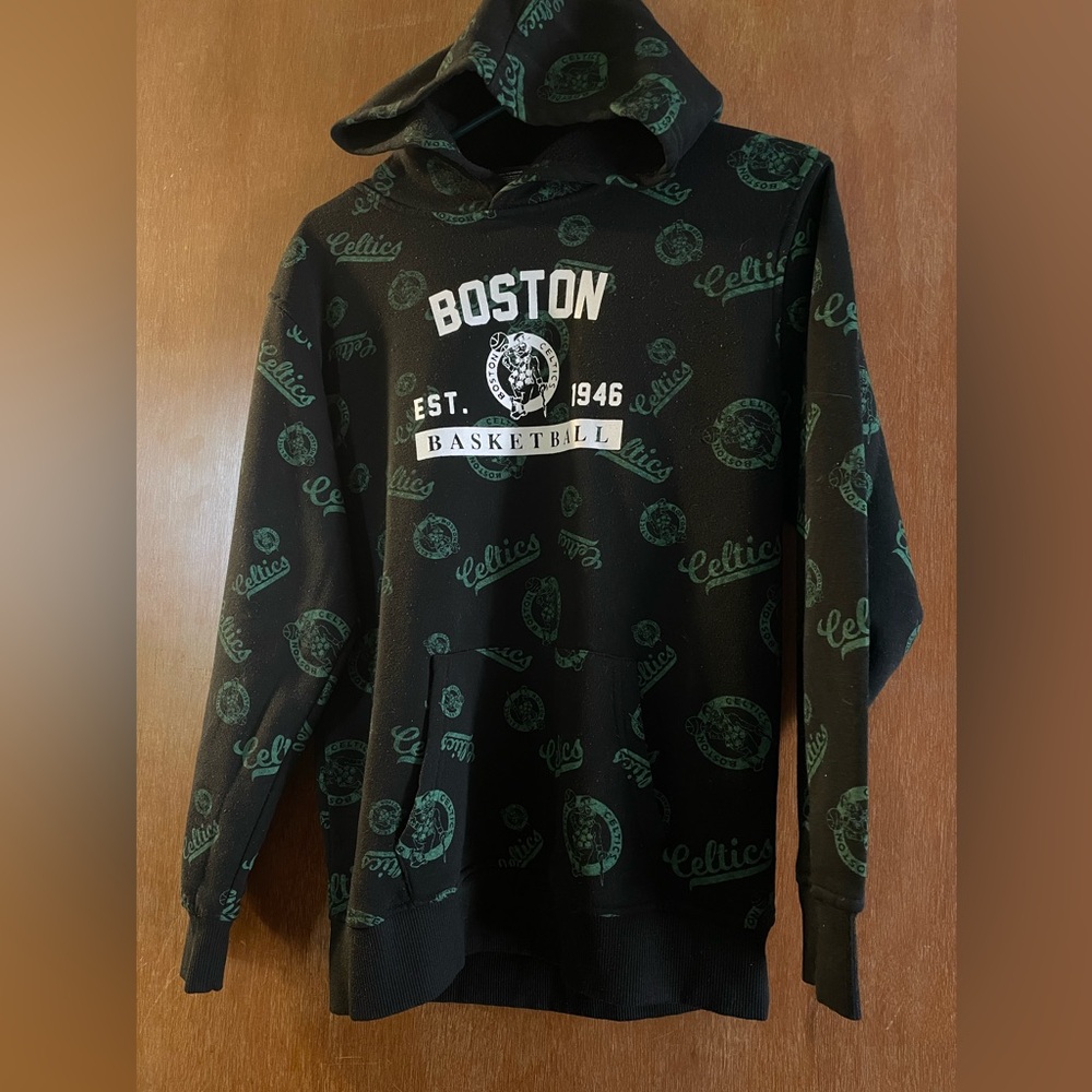 Boston Celtics sweatshirt. Boys 18/20.